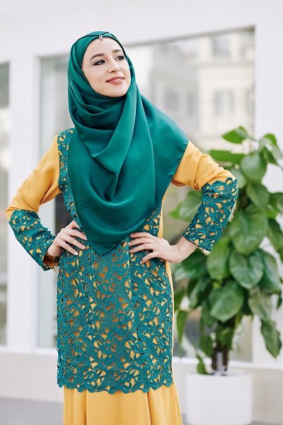 Young Yemeni woman posing in a costume